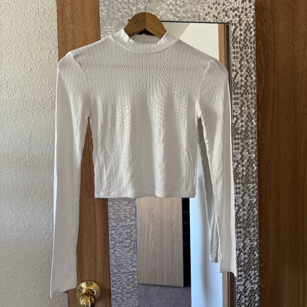 Women's Forever 21 cropped white long sleeve, Small